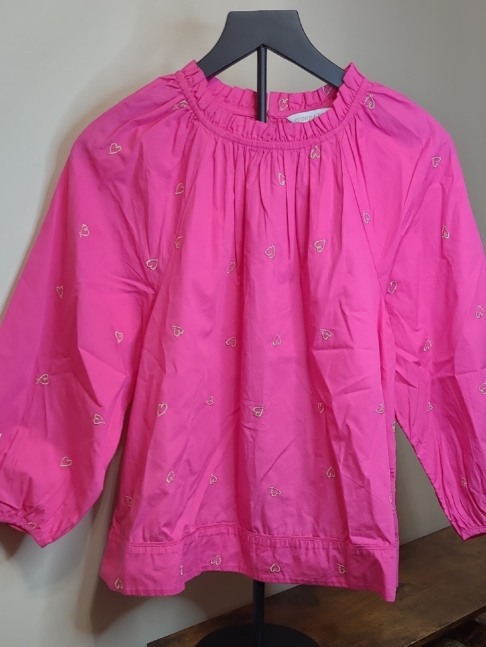 NWT Crown & Ivy Hot Pink Peasant Top with Gold Embroidered Hearts size Small